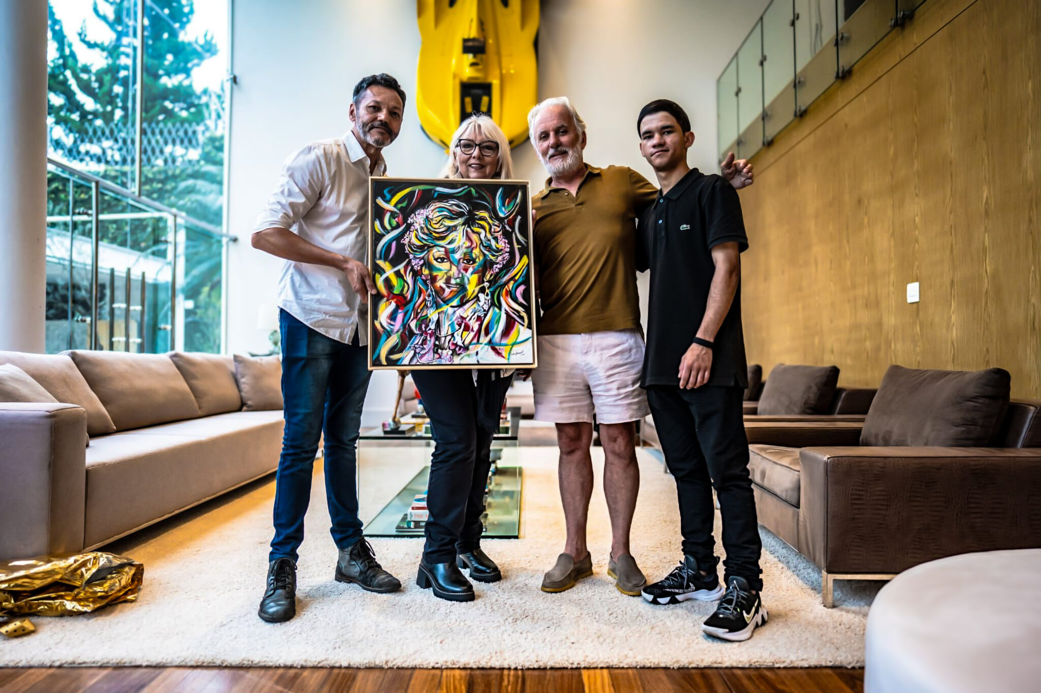 ENTREGA DA OBRA AO APRESENTADOR OTAVIO MESQUITA